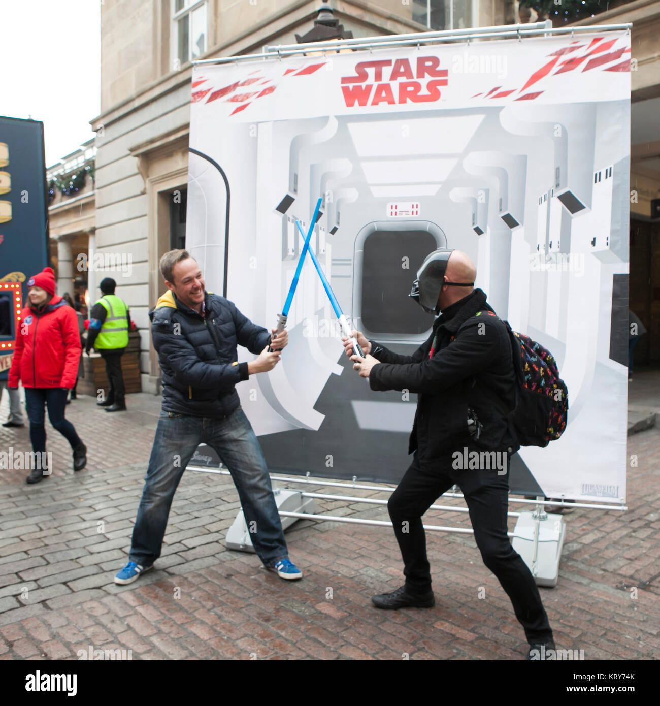 London, Großbritannien. Dezember 2017 von 16 der werbetreibenden Firma Star Wars" in der Nähe von Covent Garden. Die Lüfter sind posieren. Stockfoto