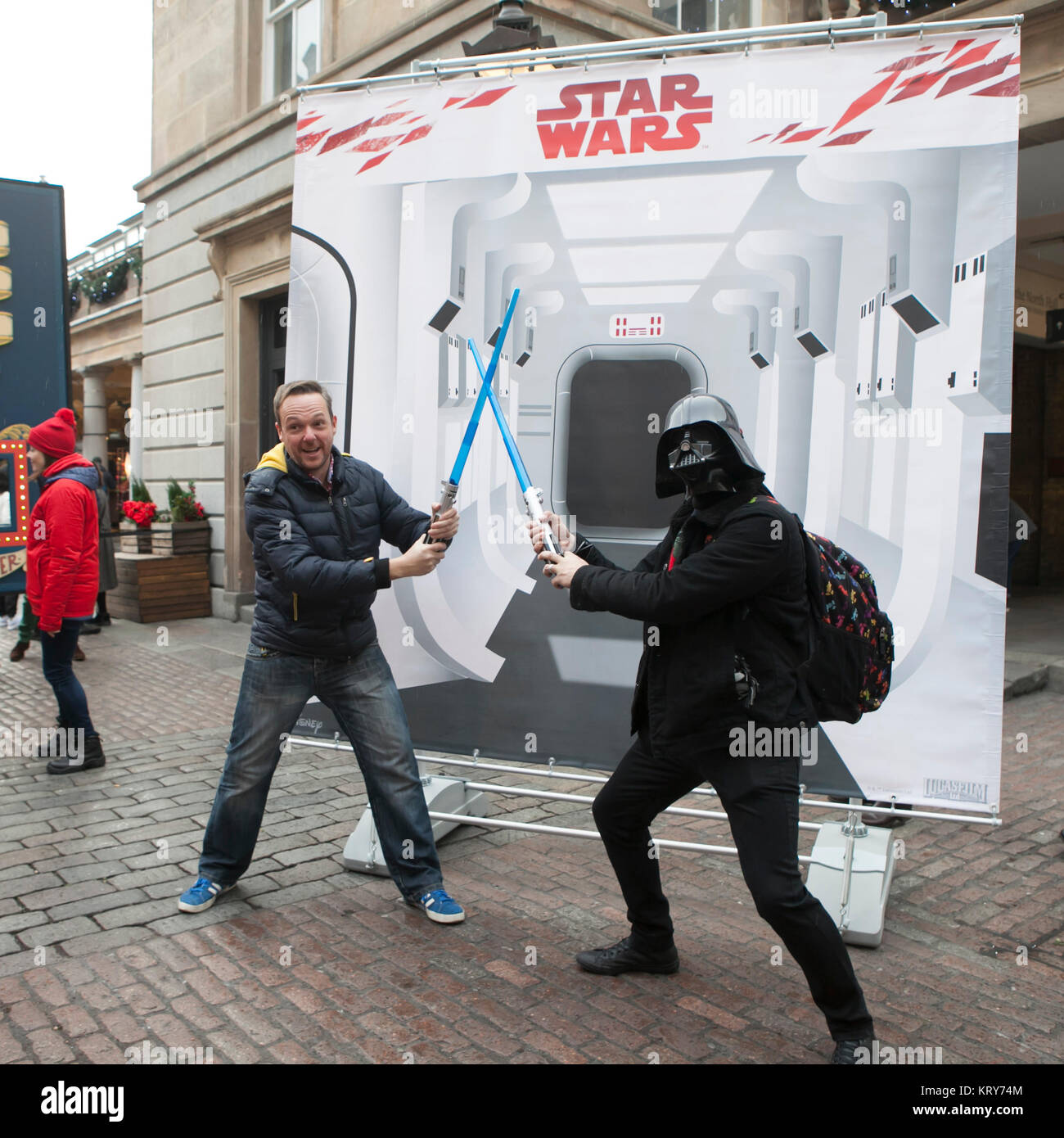 London, Großbritannien. Dezember 2017 von 16 der werbetreibenden Firma Star Wars" in der Nähe von Covent Garden. Die Lüfter sind posieren. Stockfoto