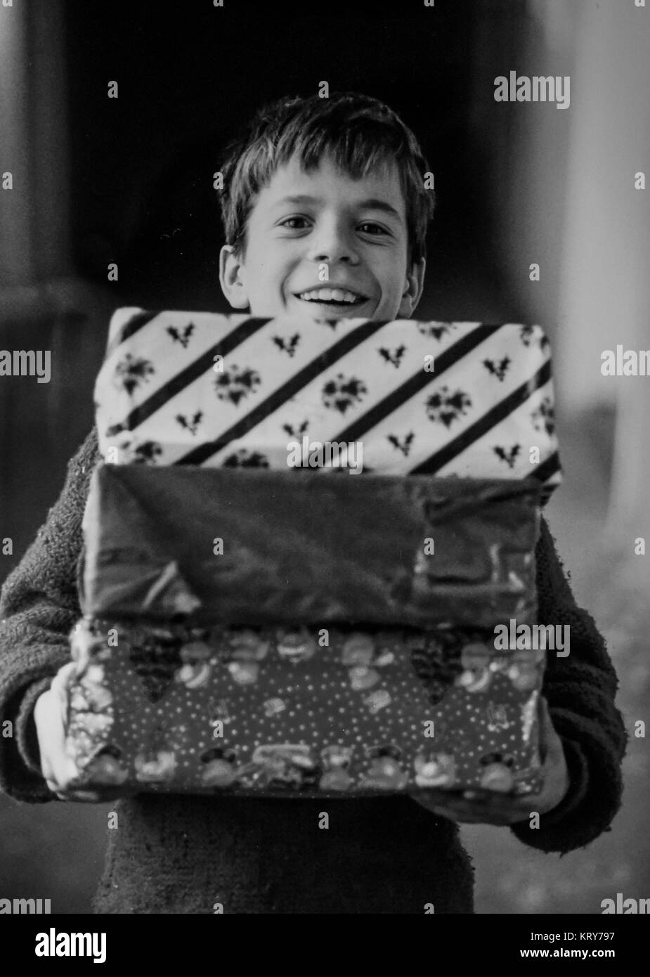 Timisoara Rumänien Dezember 1994 - 8 Jahre alten Tomi, die das Leben auf den Straßen von Timisoara glücklich sieht so aus, als er erhält Geschenke von der Nächstenliebe Link Rumänien aus England in die Straße Kinder nach Hause in Timisoara, wo er jetzt lebt Foto aufgenommen von Simon Dack gesendet Stockfoto