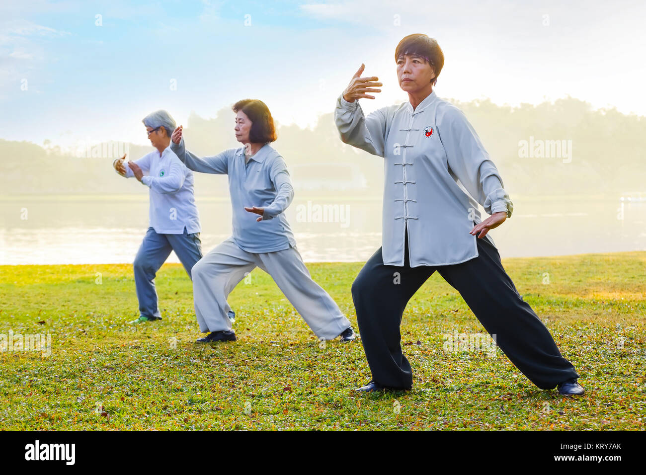 BANGKOK, THAILAND - 13. FEBRUAR 2016: Nicht identifizierte Gruppe von Menschen der Praxis Tai Chi Chuan in einem Park Stockfoto