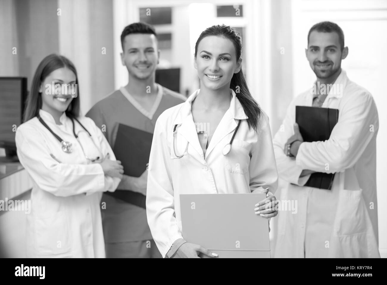 Klinik, Beruf, Menschen, Gesundheitswesen und Medizin Konzept - glückliche Gruppe der Ärzte oder Ärzte im Krankenhaus Flur Stockfoto