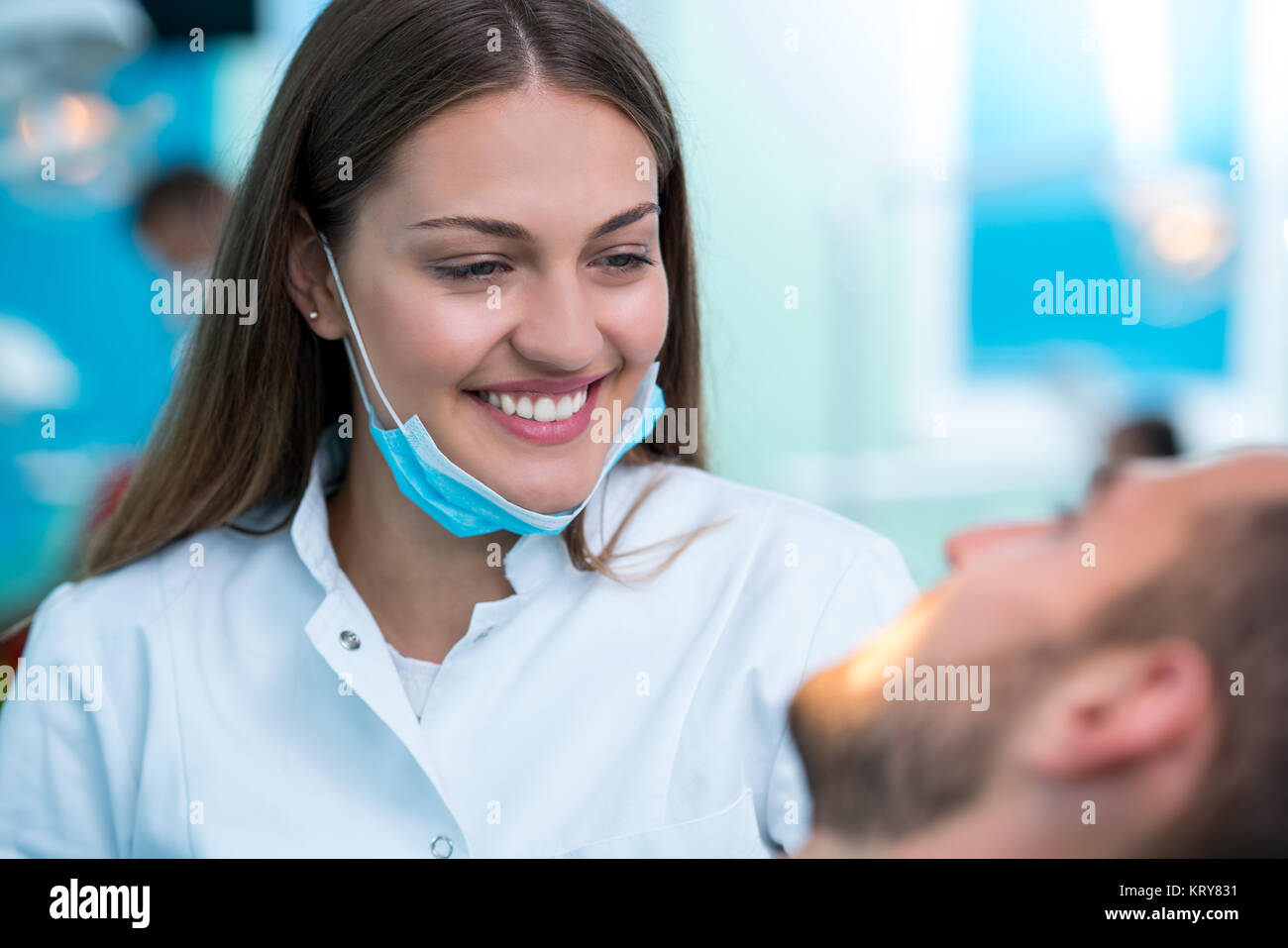 Zahnarzt Zähne des Patienten in der Zahnarzt untersuchen. Stockfoto