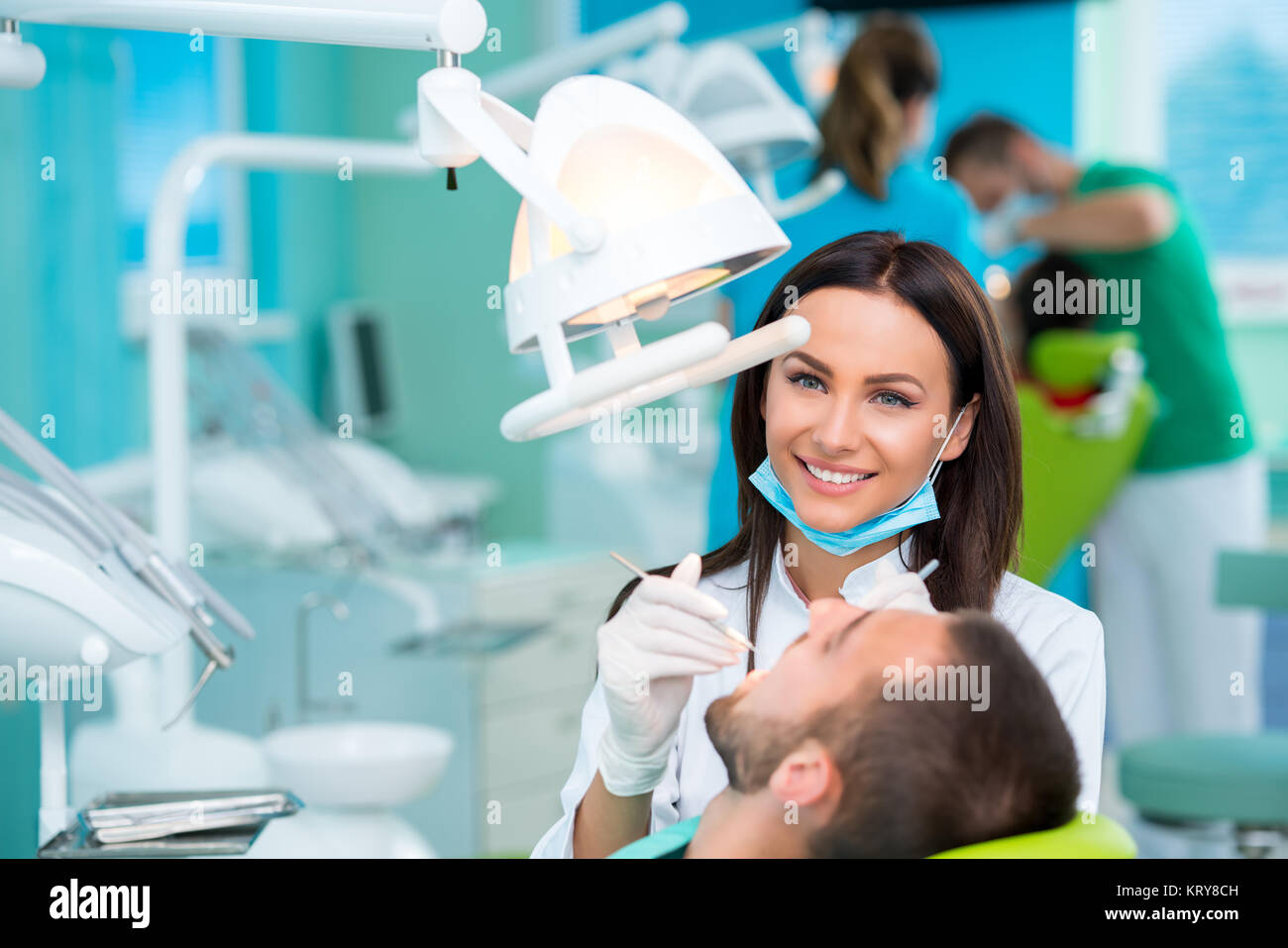 Zahnarzt Zähne des Patienten in der Zahnarzt untersuchen. Stockfoto