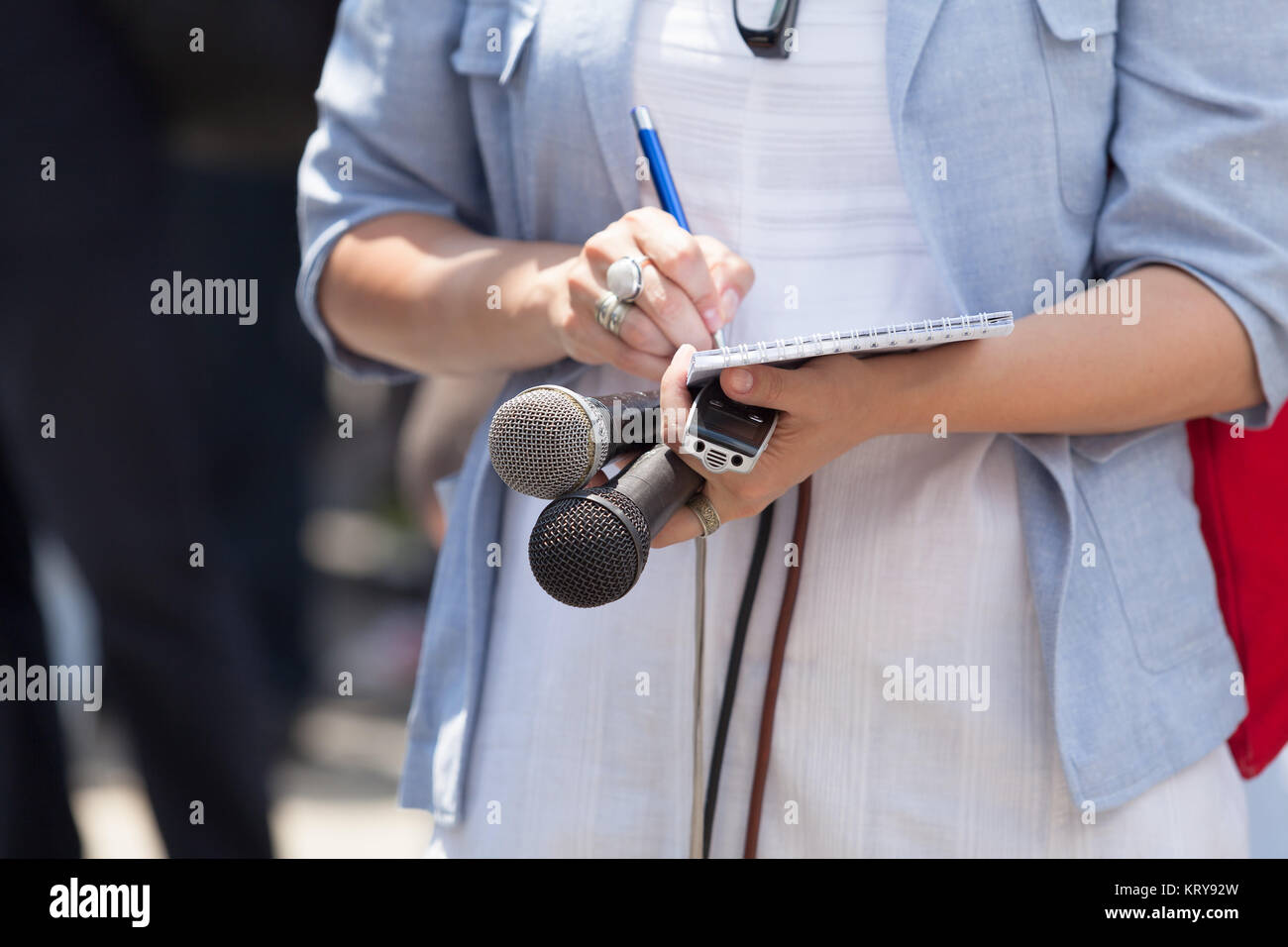 Weibliche Reporter bei der Pressekonferenz Stockfoto