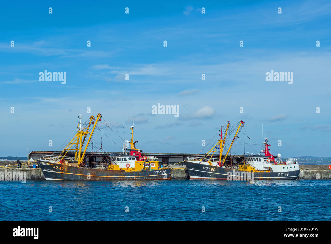 Zwei Trawler im Hafen in Newlyn Harbour Penzance Cornwall Stockfoto