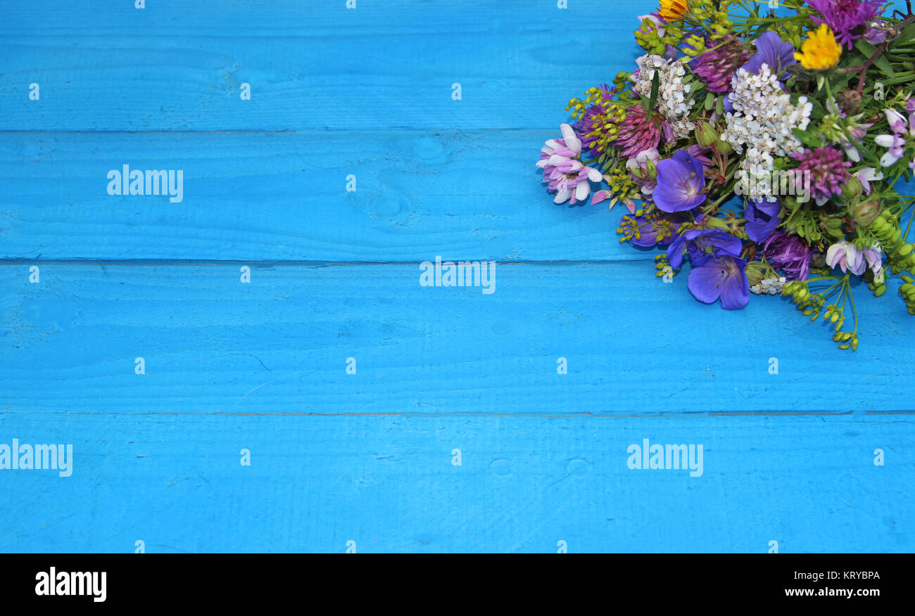 Bündel mit Wildblumen auf Blau Holzplanken, Grußkarte Stockfoto