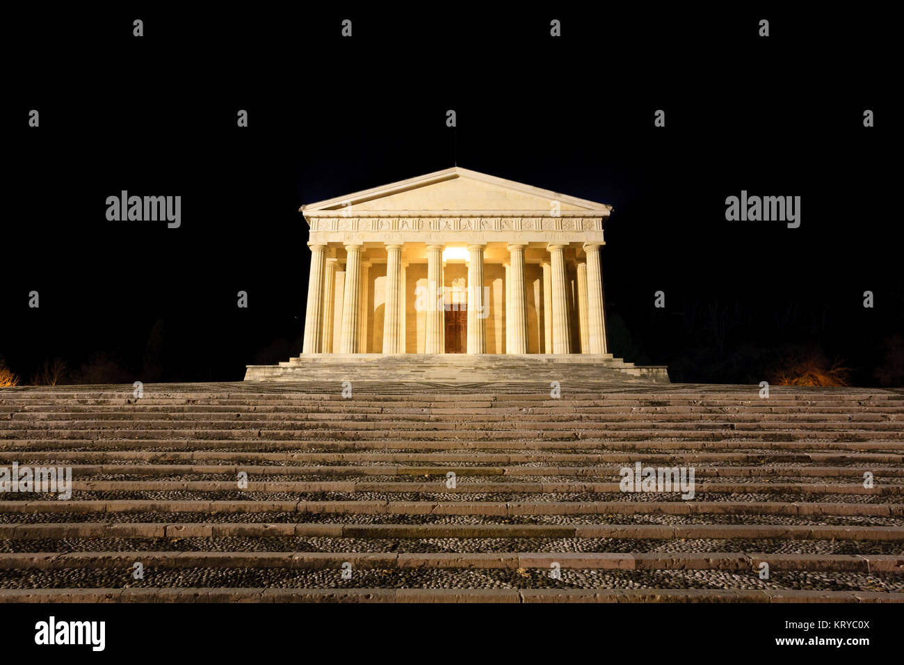 Tempel von Canova Nacht ansehen. Römische Säulen Stockfoto