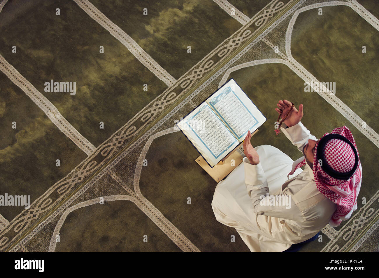 Religiöse Muslima, beten in der Moschee Stockfoto