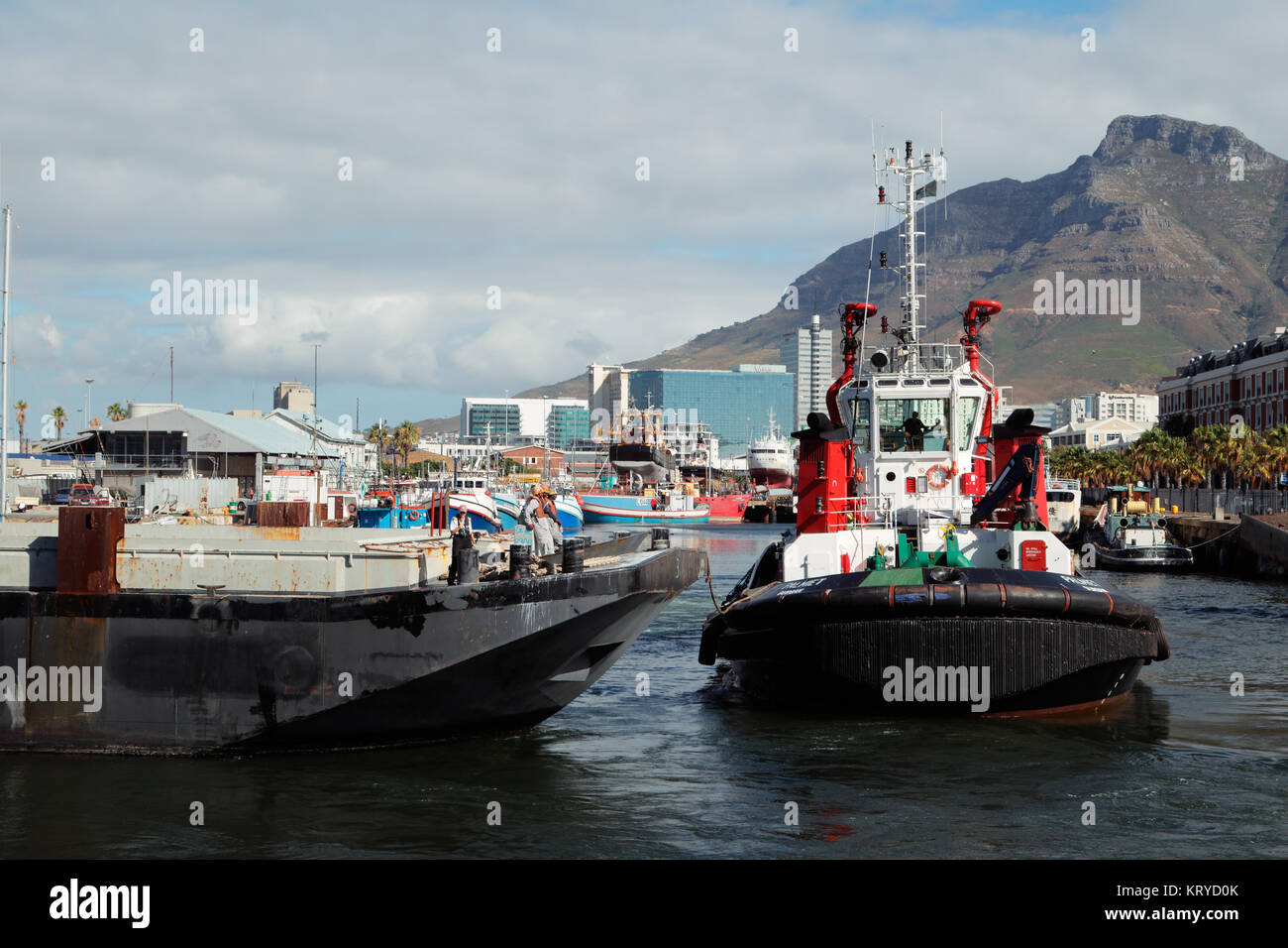 Kapstadt, Südafrika - 20. FEBRUAR 2012: Victoria und Alfred Waterfront, Hafen mit Booten und Teil der berühmten Tafelberg Stockfoto