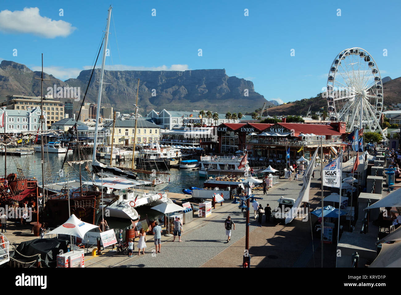 Kapstadt, Südafrika - 20. FEBRUAR 2012: Victoria und Alfred Waterfront, Hafen mit Booten, Geschäften, Restaurants und den berühmten Tafelberg - ein Stockfoto