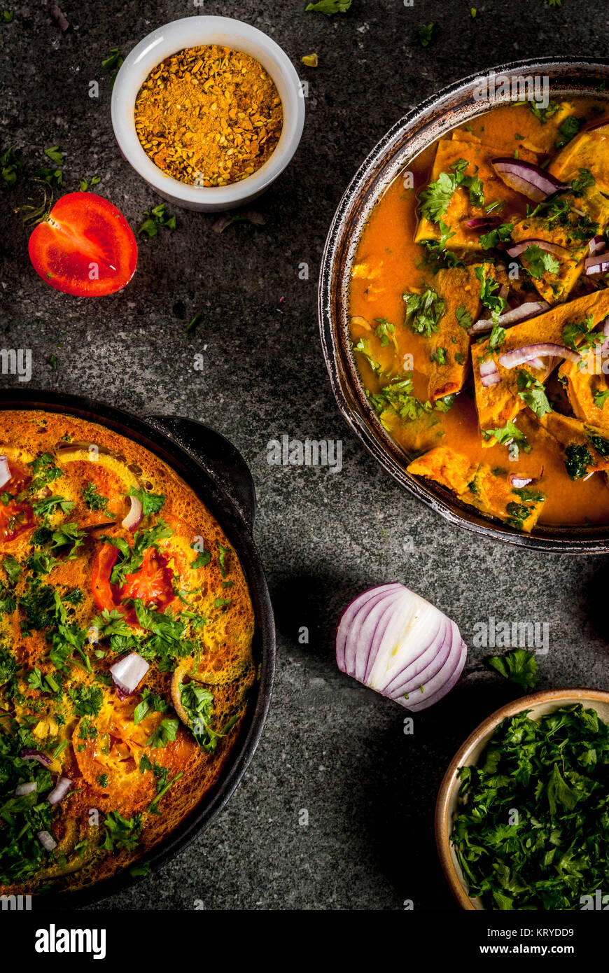 Indische Küche Rezepte, Masala Omelett Omelett mit und indische Masala Ei Curry, mit frischem Gemüse - Tomate, hot chili Pfeffer, Petersilie dunklen Stein bac Stockfoto