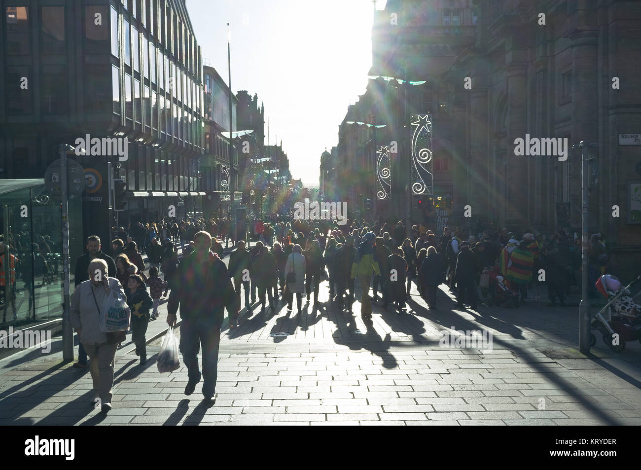 dh Buchanan Street GLASGOW SCHOTTLAND Massen von Shopping-Leuten geschäftige Straßen, die in schottischen Städten spazieren gehen Stockfoto