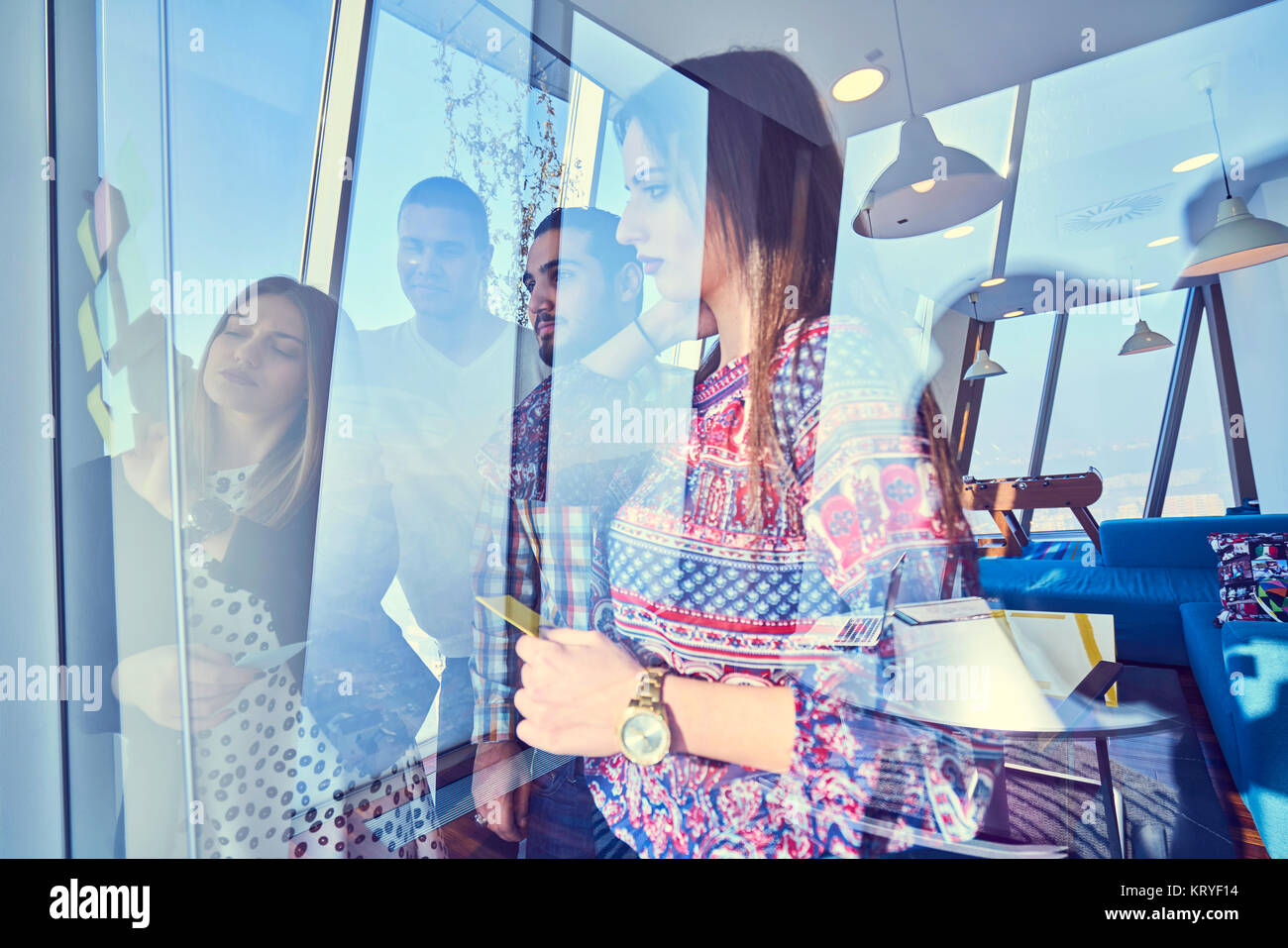 Geschäft, Inbetriebnahme, Planung, Management und Menschen Konzept - glücklich Kreativteam auf Aufklebern im Büro Glastafel schreiben Stockfoto