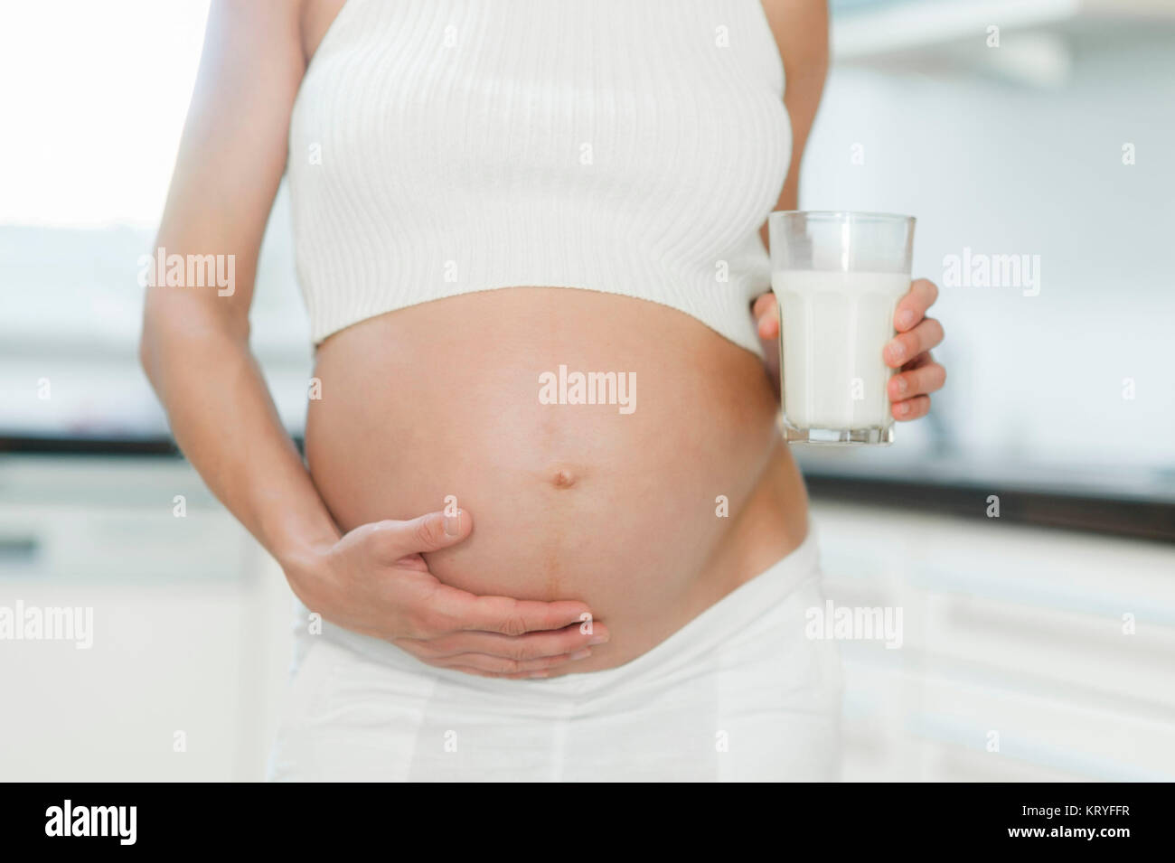 Schwangere Frau mit einem Glas Milch - schwangere Frau mit einem Glas Milch Stockfoto