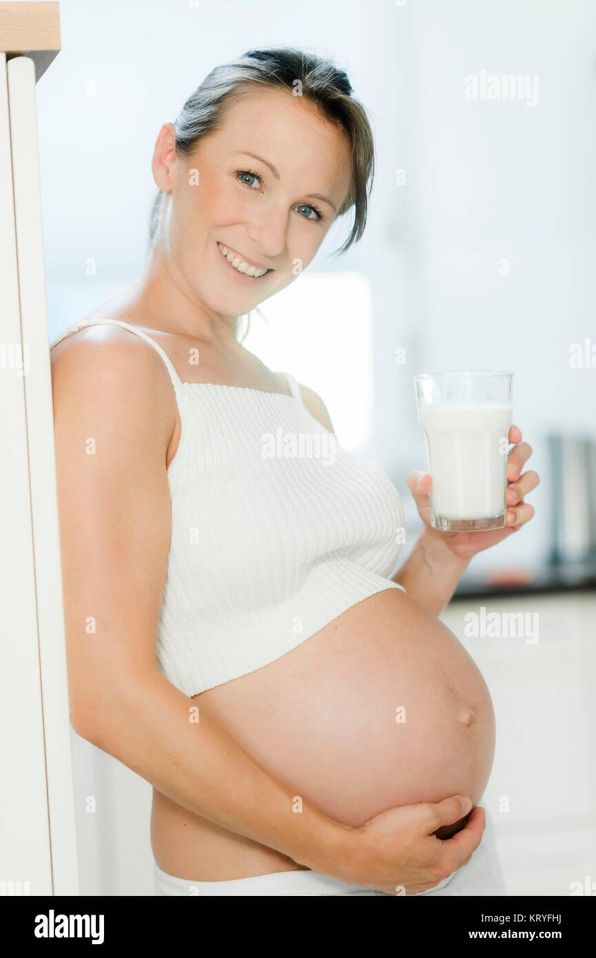 Schwangere Frau mit einem Glas Milch - schwangere Frau mit einem Glas Milch Stockfoto