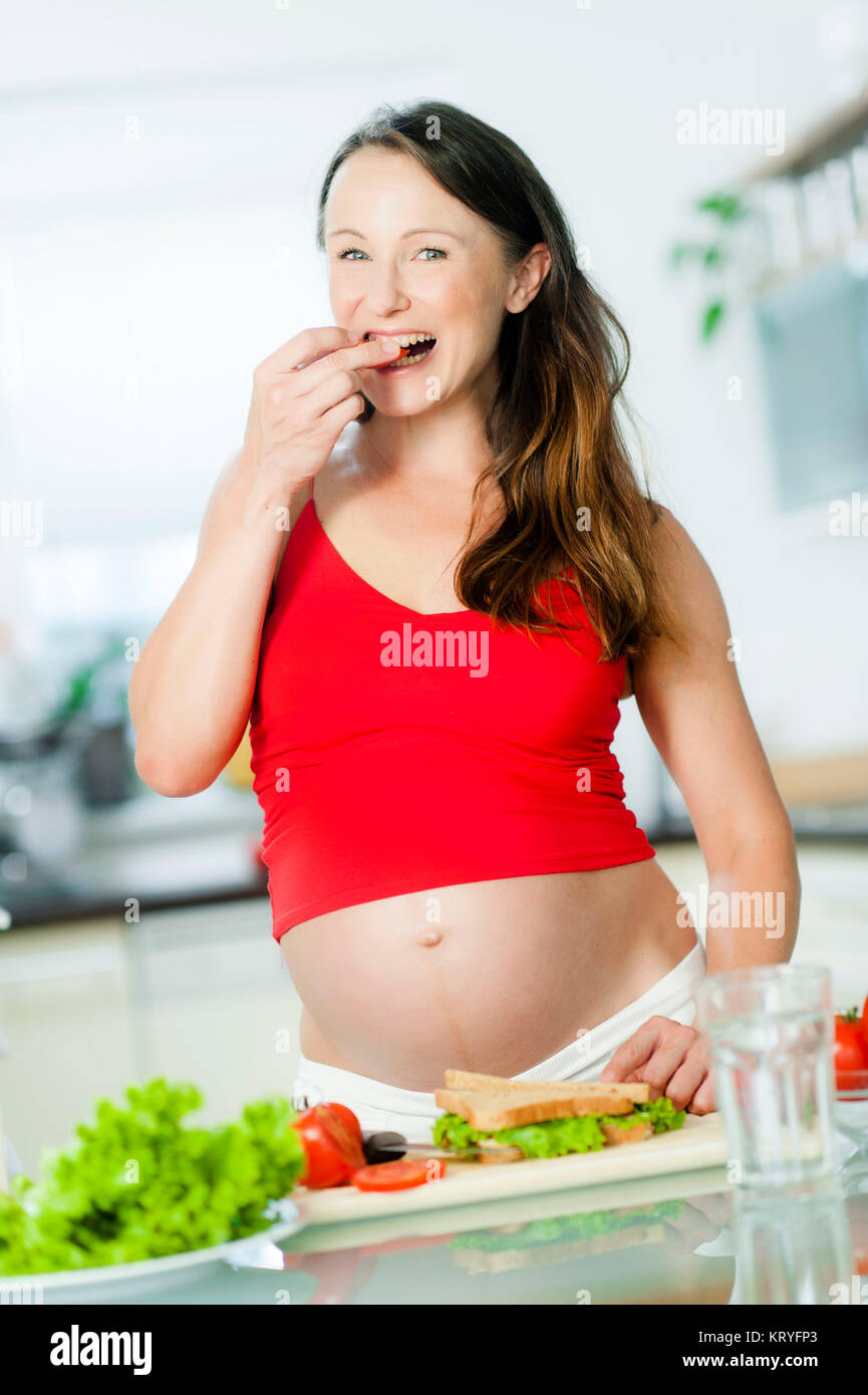 Schwangere Frau mit gesunder Jause - schwangere Frau mit gesunden Snack Stockfoto