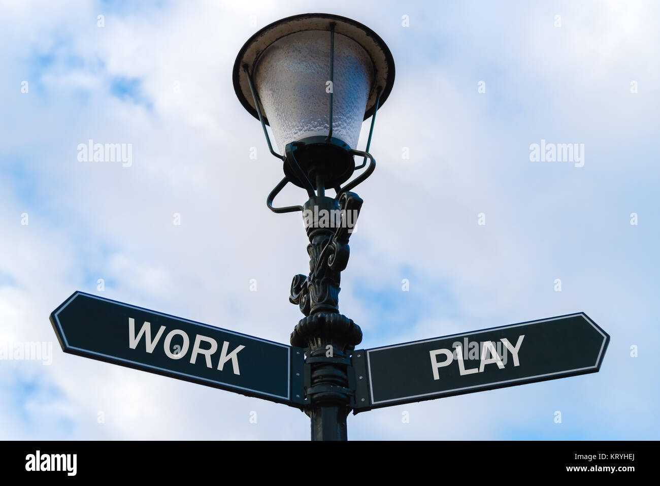 Arbeit versus Spielen Wegweiser auf Wegweiser Stockfoto