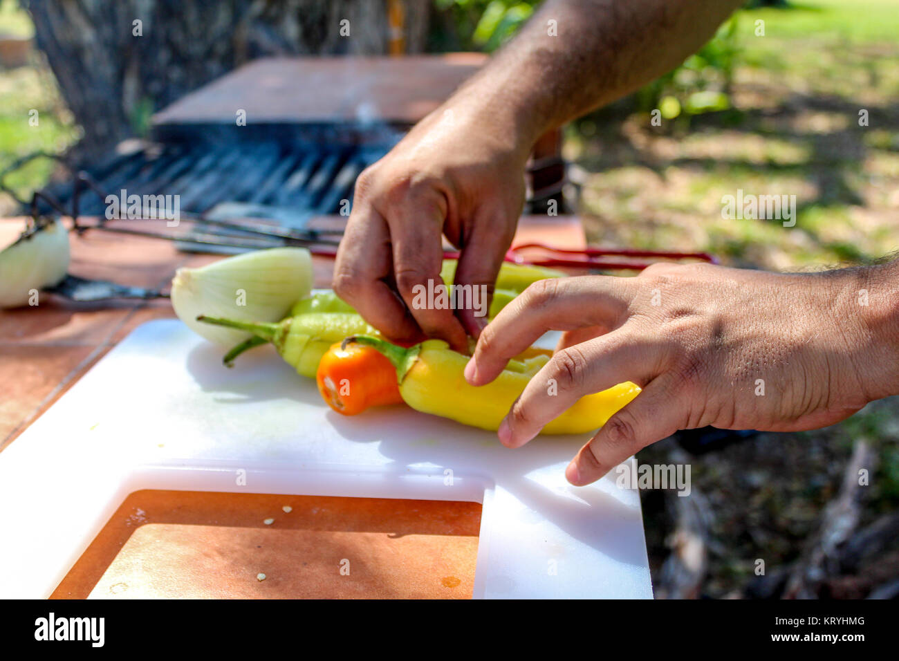 Füllung Paprika mit Käse auf einem camping-Ausflug Stockfoto