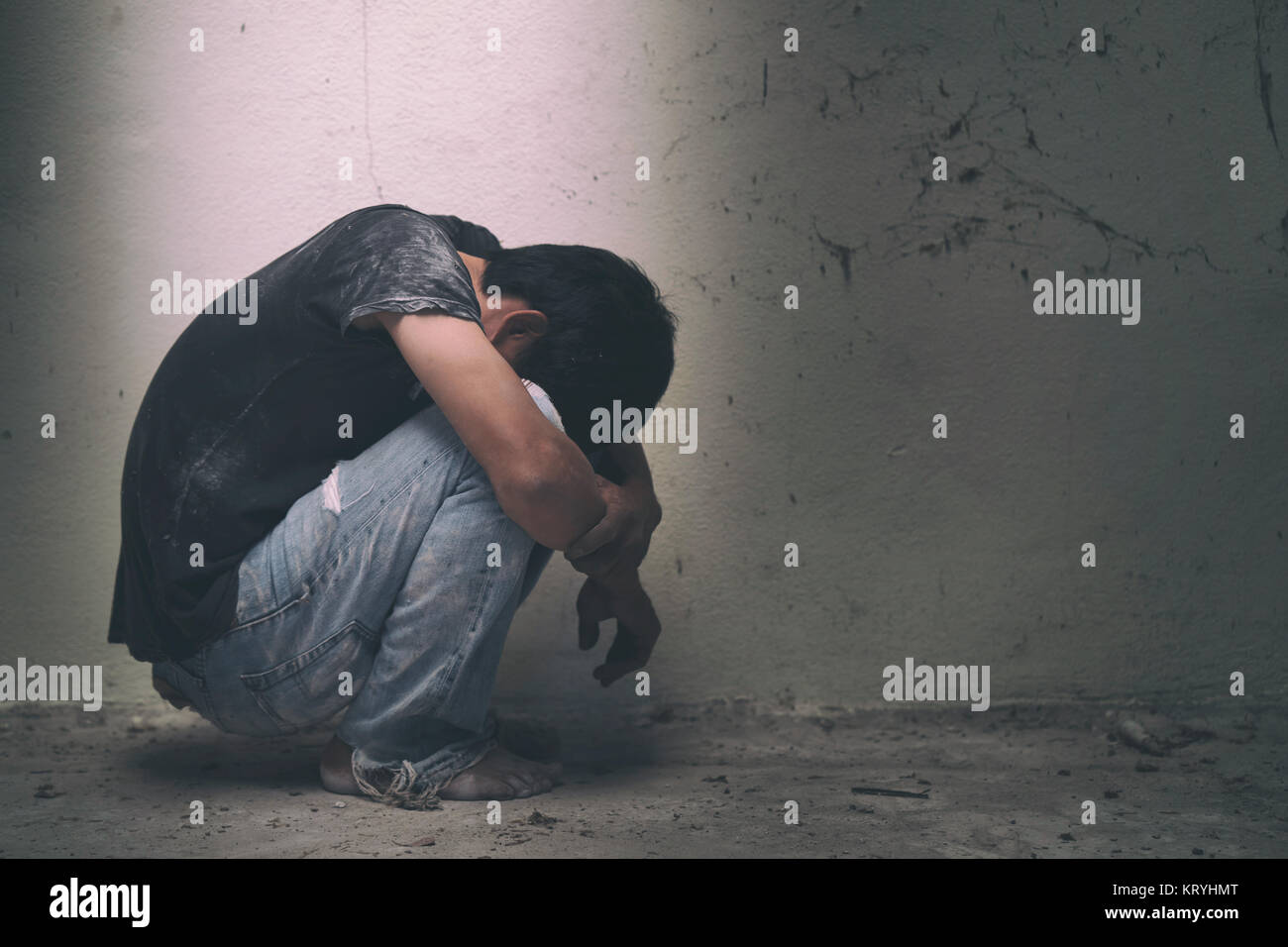 Hoffnungslos Mann die Hände gebunden zusammen mit Seil Stockfoto