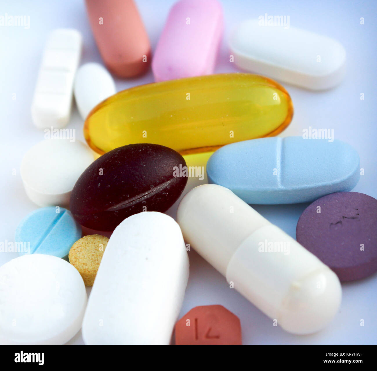 Schließen Sie eine Vielzahl der Medikamente und Vitamine auf einen bläulichen Krankenhaus wie Hintergrund Stockfoto