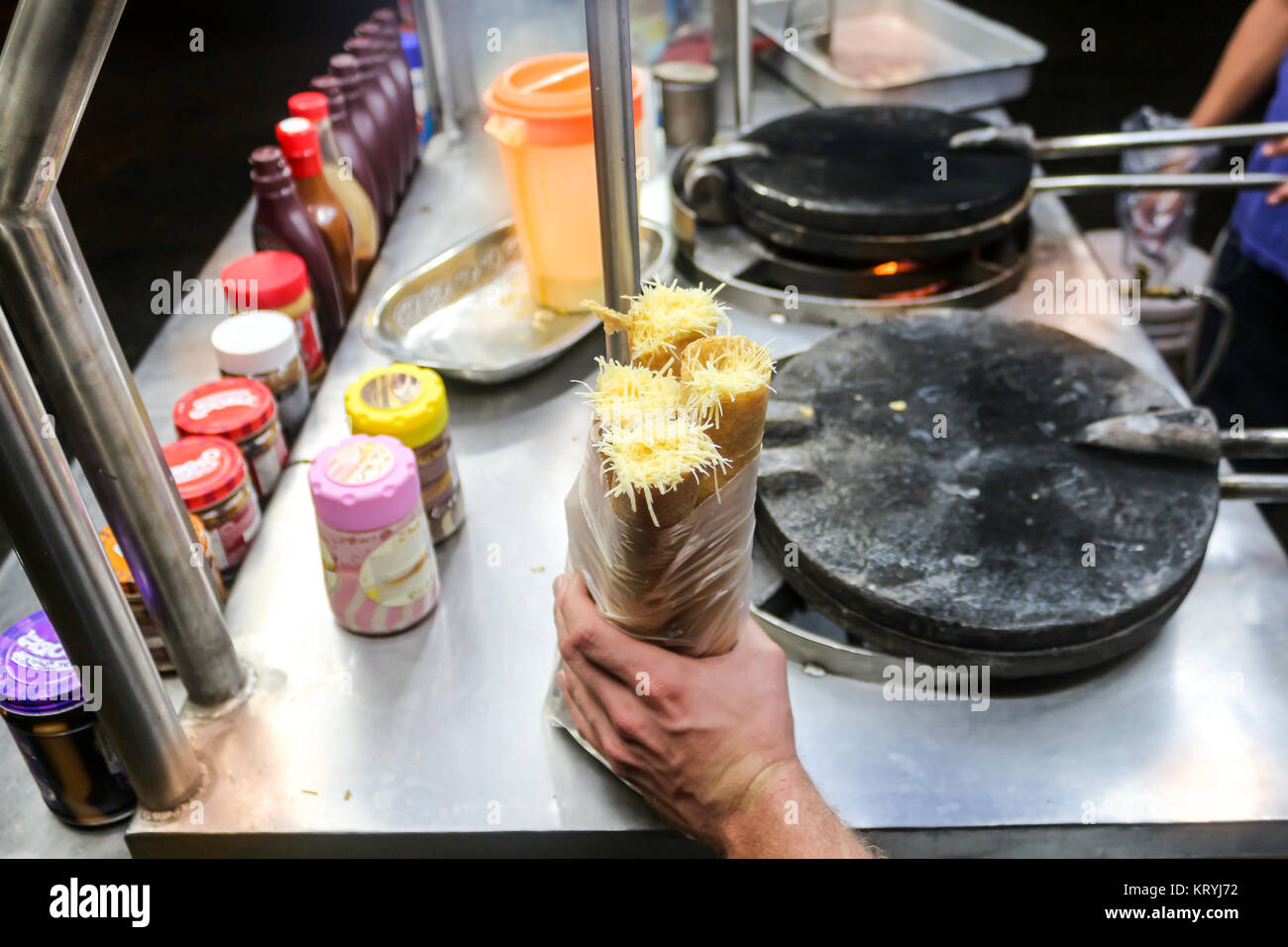 Die Herstellung von knusprigen yukatekischen Marquesitas: Straße Snack entwickelt, um ein Verlangen zu befriedigen Stockfoto