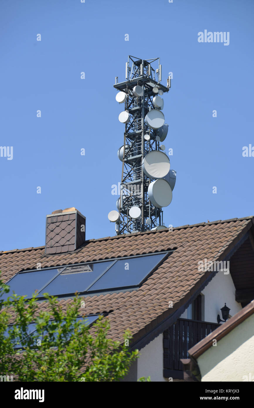 Solardach, Mobilfunk Mast, Solardach, Mobilfunksendemast Stockfoto