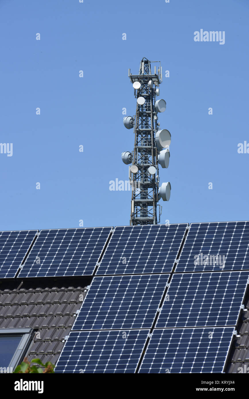 Solardach Mobilfunk Mast, Solardach Mobilfunksendemast Stockfoto