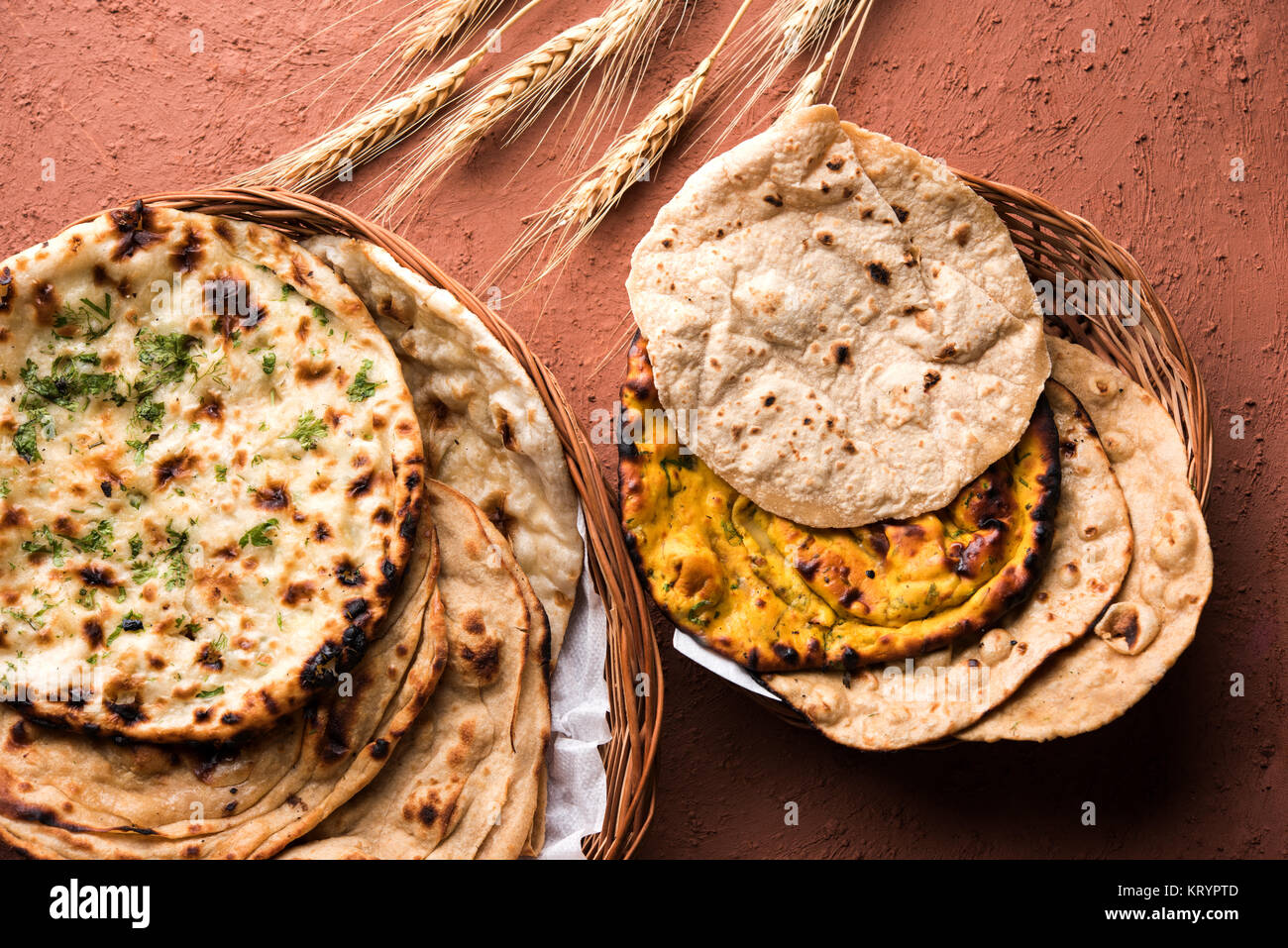 Sortierte indisches Brot Warenkorb enthält Chapati, tandoori Roti oder Naan, paratha, kulcha, fulka, missi Roti Stockfoto