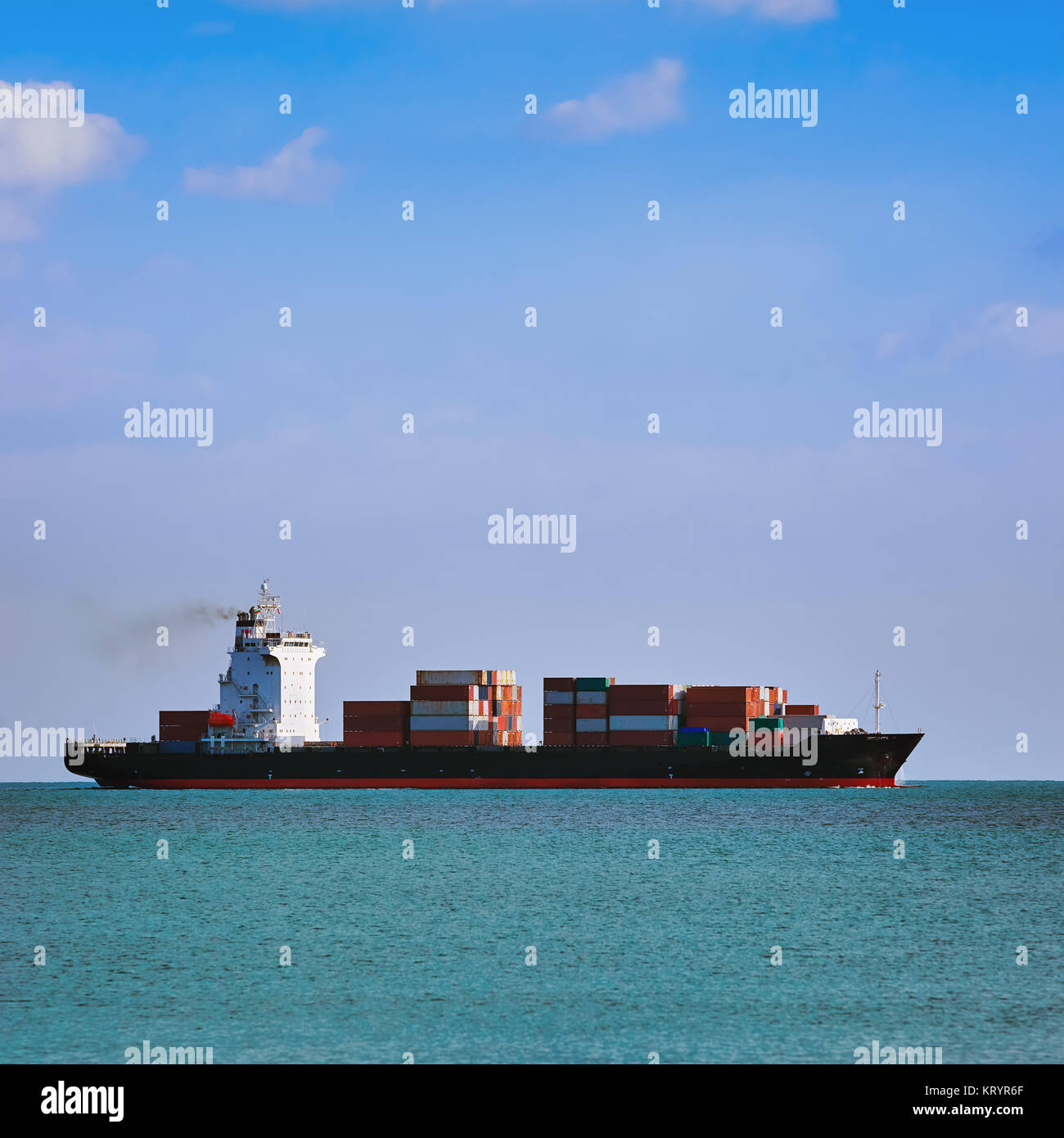 Container Schiff im Meer Stockfoto