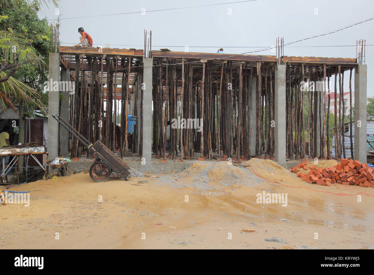 Holz- gerüste und unterstützt auf einer Baustelle am lang co See Vietnam Stockfoto