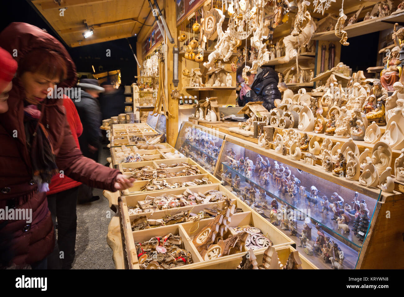 Wien, Österreich - 18 Dezember, 2017: Traditionelle Marktstand auf einem alten Stil Christkindlmarkt. Touristen bying Handarbeit Holzkunst zahlen. Stockfoto