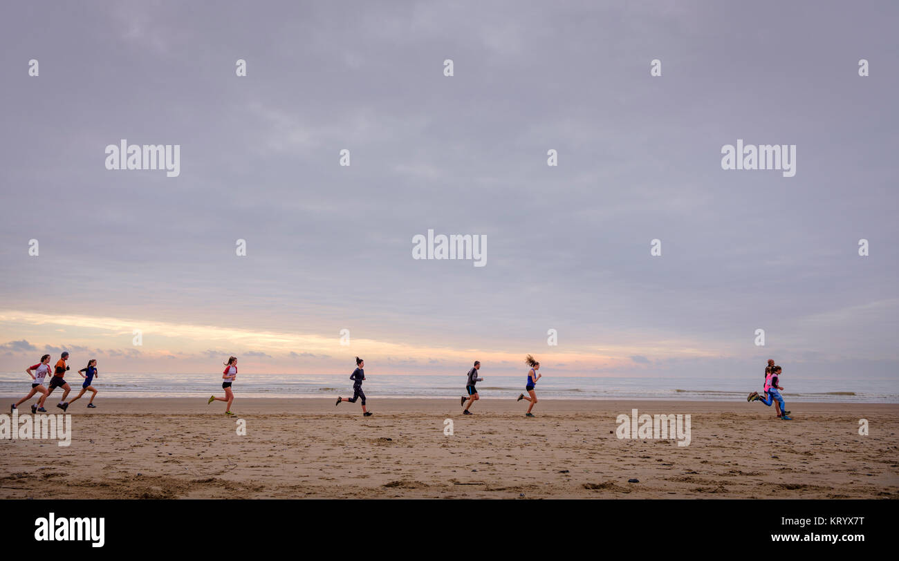 Läufer Training am Sturz Strand an einem Wintermorgen, East Sussex, Großbritannien Stockfoto