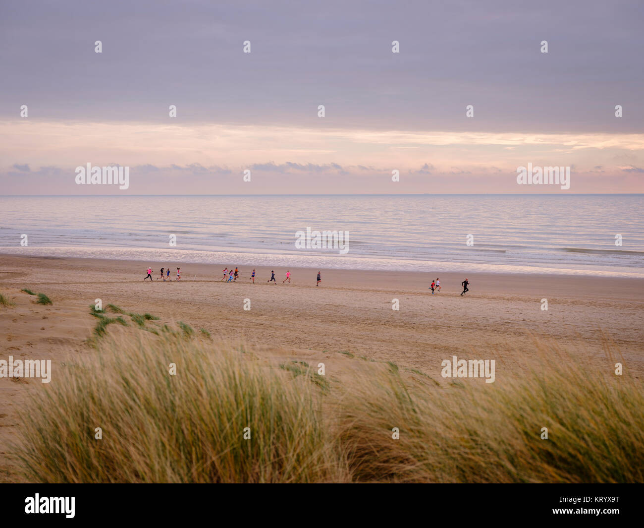 Läufer Training am Sturz Strand an einem Wintermorgen, East Sussex, Großbritannien Stockfoto