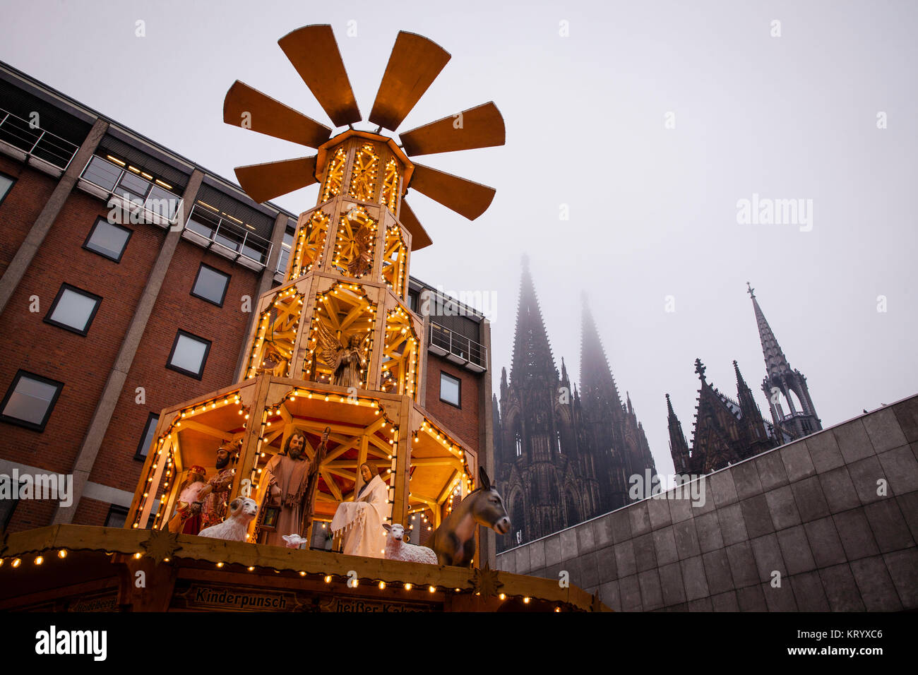 Europa, Deutschland, Köln, große Weihnachtspyramide auf dem Weihnachtsmarkt am Dom, Nebel. Europa, Deutschland, Köln, grosse Weihnachtspyr Stockfoto