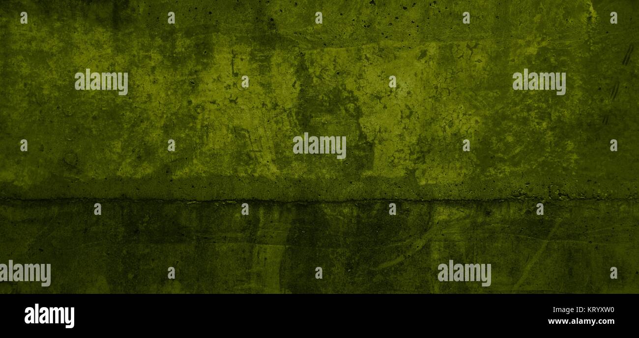 Alte gelb grüne verkratzte Mauer mit Kratzern Flecken und Kante Stockfoto