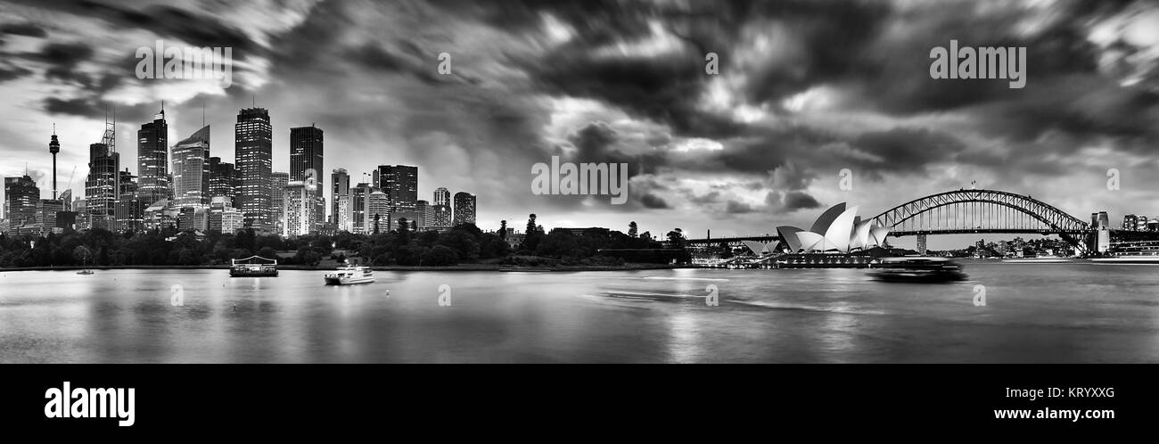 Breites Panorama von Sydney CBD cityline aus der Domain Park in Richtung Royal Botanic Gardens und Office Business Towers bei Sonnenuntergang mit Beleuchtung und St Stockfoto