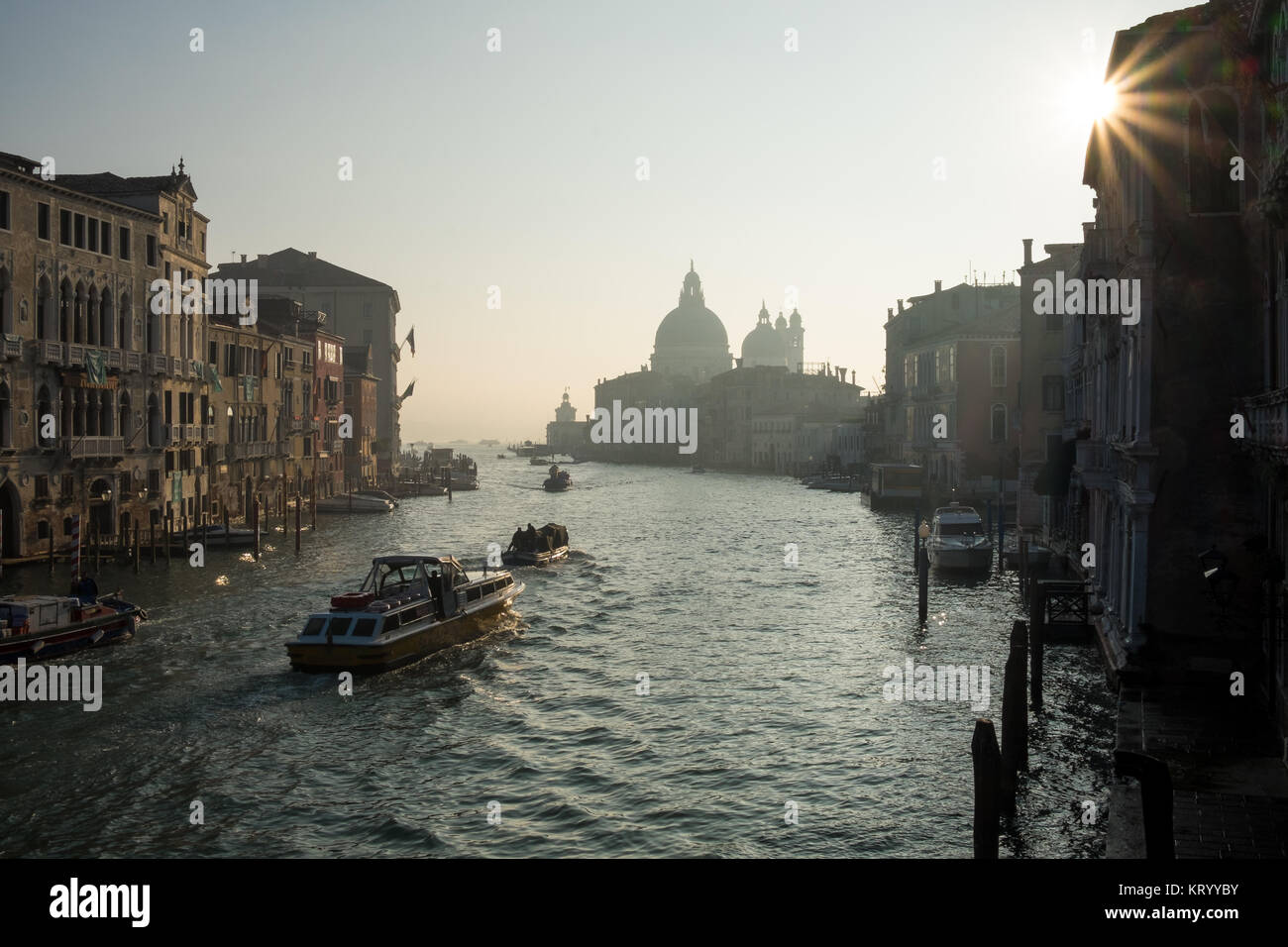 Hintergrundbeleuchtung Mündung des Canal Grande in der Nähe von Santa Maria della Salute, Venedig Stockfoto