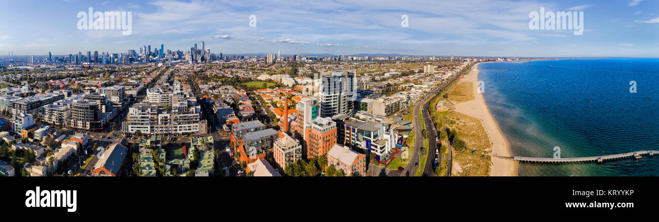 Breite Antenne Panorama von Port Melbourne Vorort von Port Phillip Bay Beach Waterfront zu entfernten Innenstadt hoch aufragenden Türmen an einem sonnigen Tag. Stockfoto