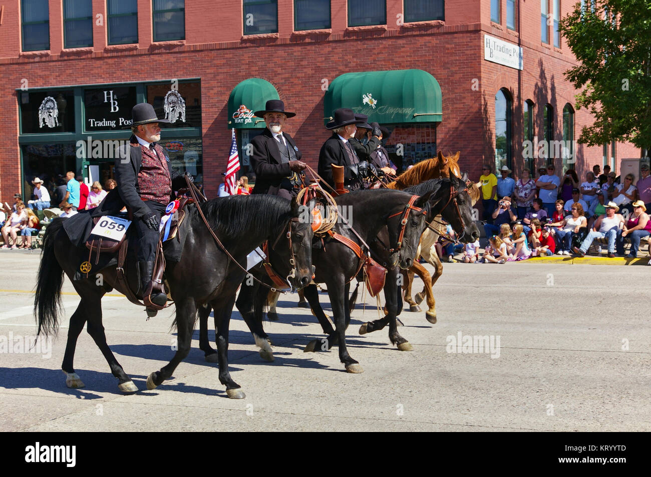 Cody, Wyoming, USA - Juli 4., 2009 - Vier Fahrer in Schwarz, Wyatt Earp, Virgil Earp, Morgan Earp und Doc Holliday gekleidet in die teilnehmen Stockfoto