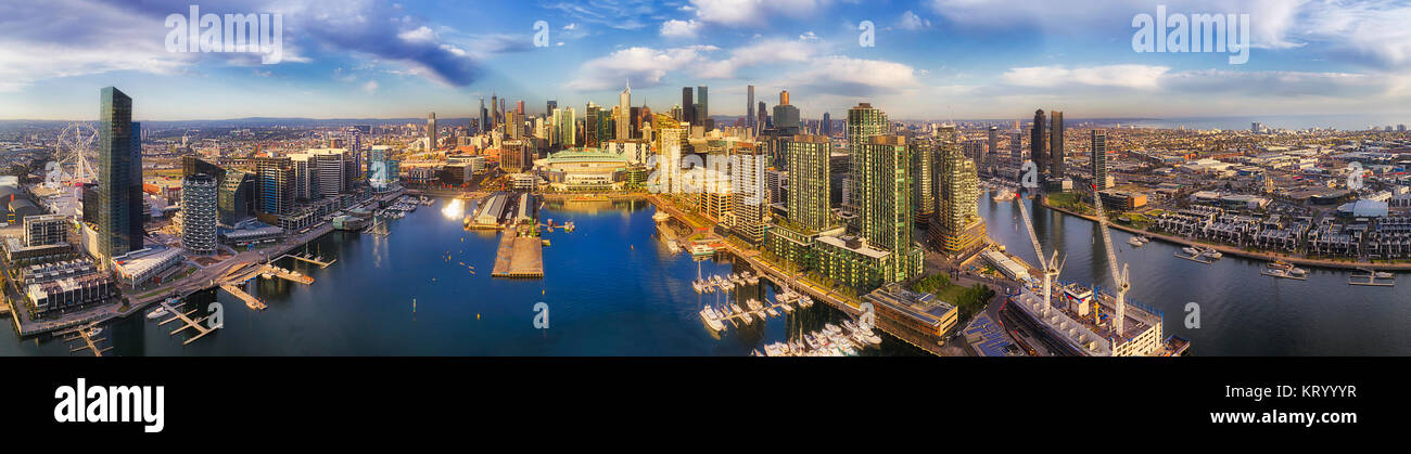 Breites Panorama der Docklands modernen Vorort in Melbourne am Yarra River von amusement Rad zur Innenstadt Waterfront und Port Melbourne - erhöhte Antenne Stockfoto