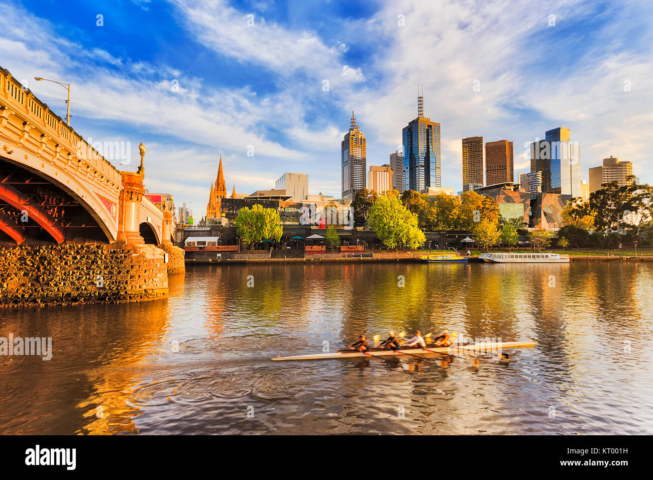 Goldenes Sonnenlicht jeden Morgen eine Stunde über die Stadt Melbourne CBD Wahrzeichen hoch aufragenden Türmen am Ufer des Yarra River und Princes Bridge mit unscharfen exerci Stockfoto