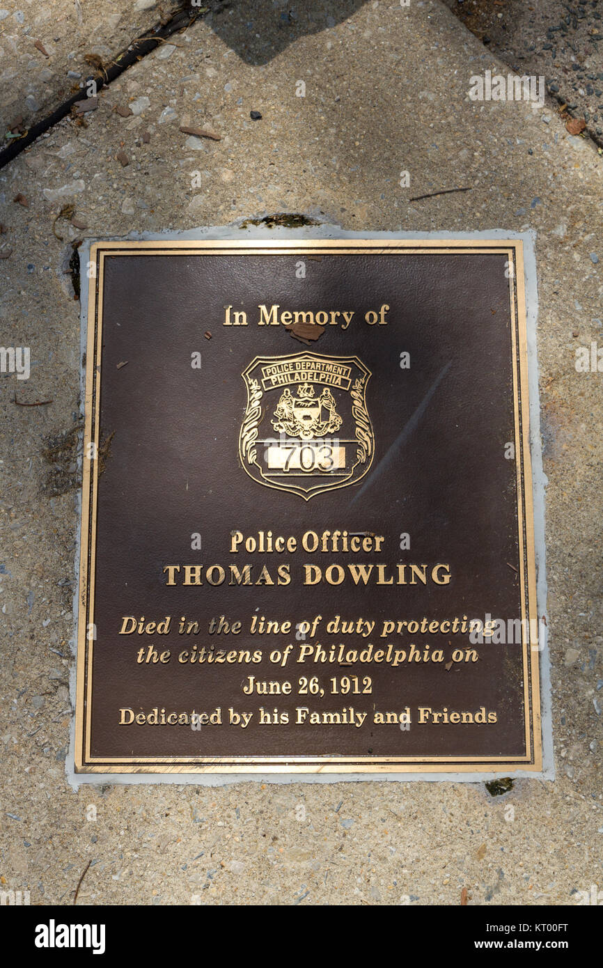 Gedenktafel Polizist Thomas Dowling, die in der Linie der Aufgabe gestorben 1912 (durch Maschinengewehr), Philadelphia, Pennsylvania, United States. Stockfoto