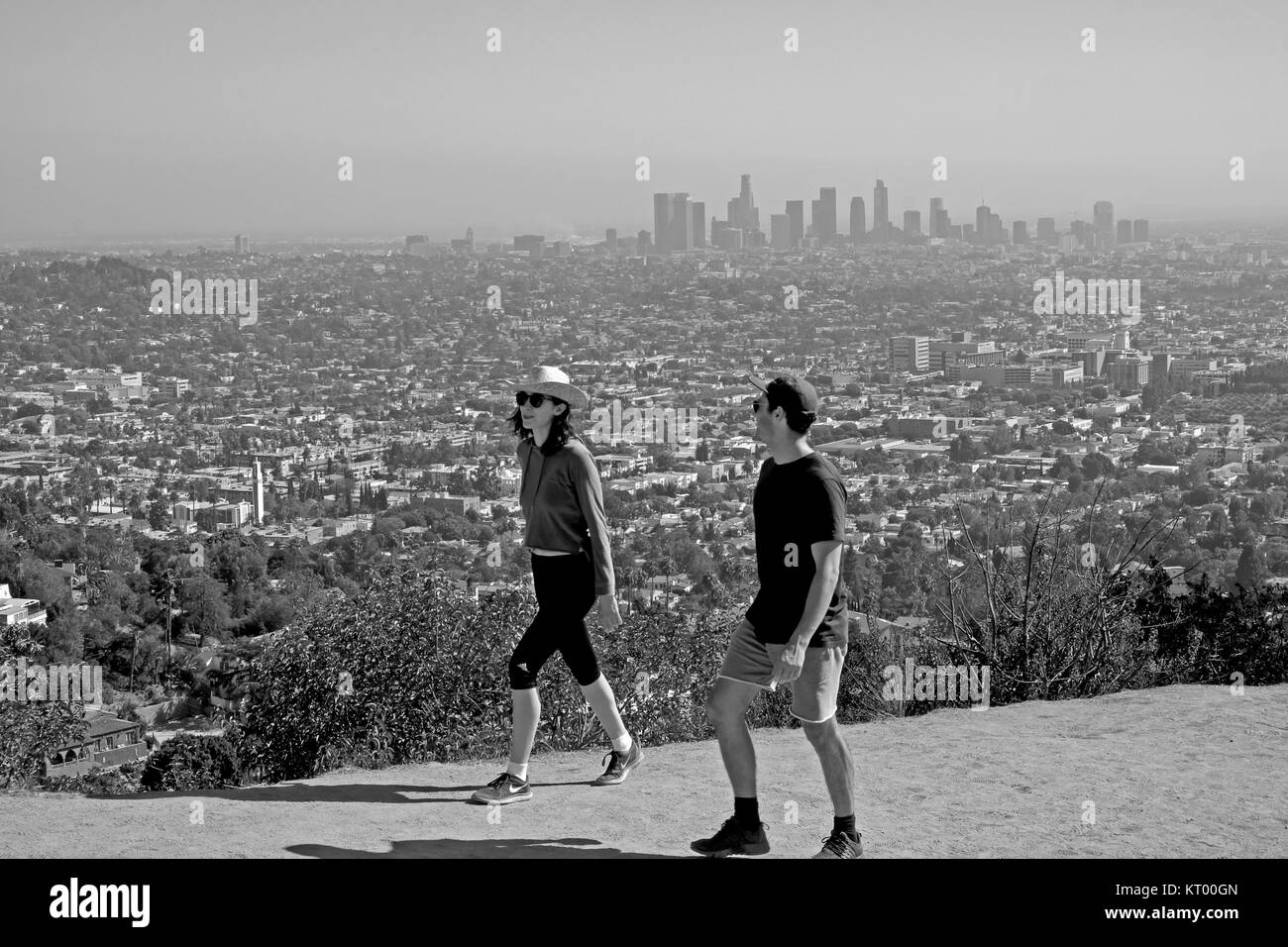 Zwei Menschen wandern auf dem Trail zu Griffith Park Observatorium im Griffith Park Blick über Los Feliz bis in die Innenstadt von Los Angeles, LA CALIFORNIA KATHY DEWITT Stockfoto