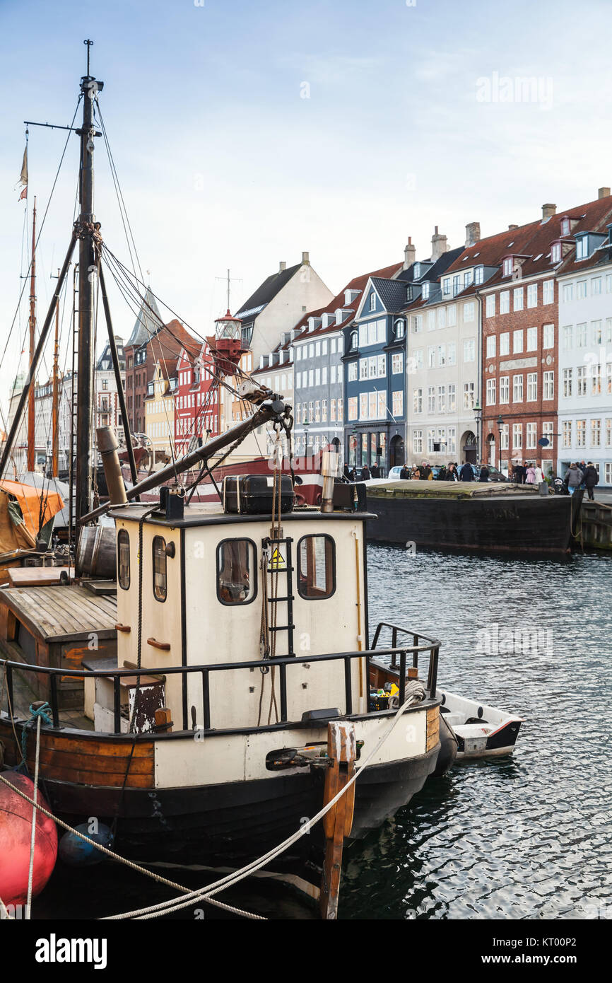 Schiffe in Nyhavn festgemacht, aus dem 17. Jahrhundert am Wasser-, Kanal- und beliebten touristischen Viertel in Kopenhagen, Dänemark. Stockfoto