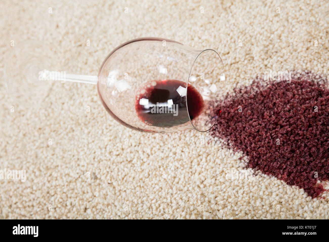 Rotwein Verschuttet Aus Glas Auf Dem Teppich Stockfoto Bild