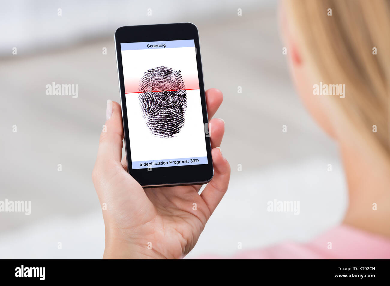 Person mit Handy zeigt Fingerabdruck Scanner Stockfoto