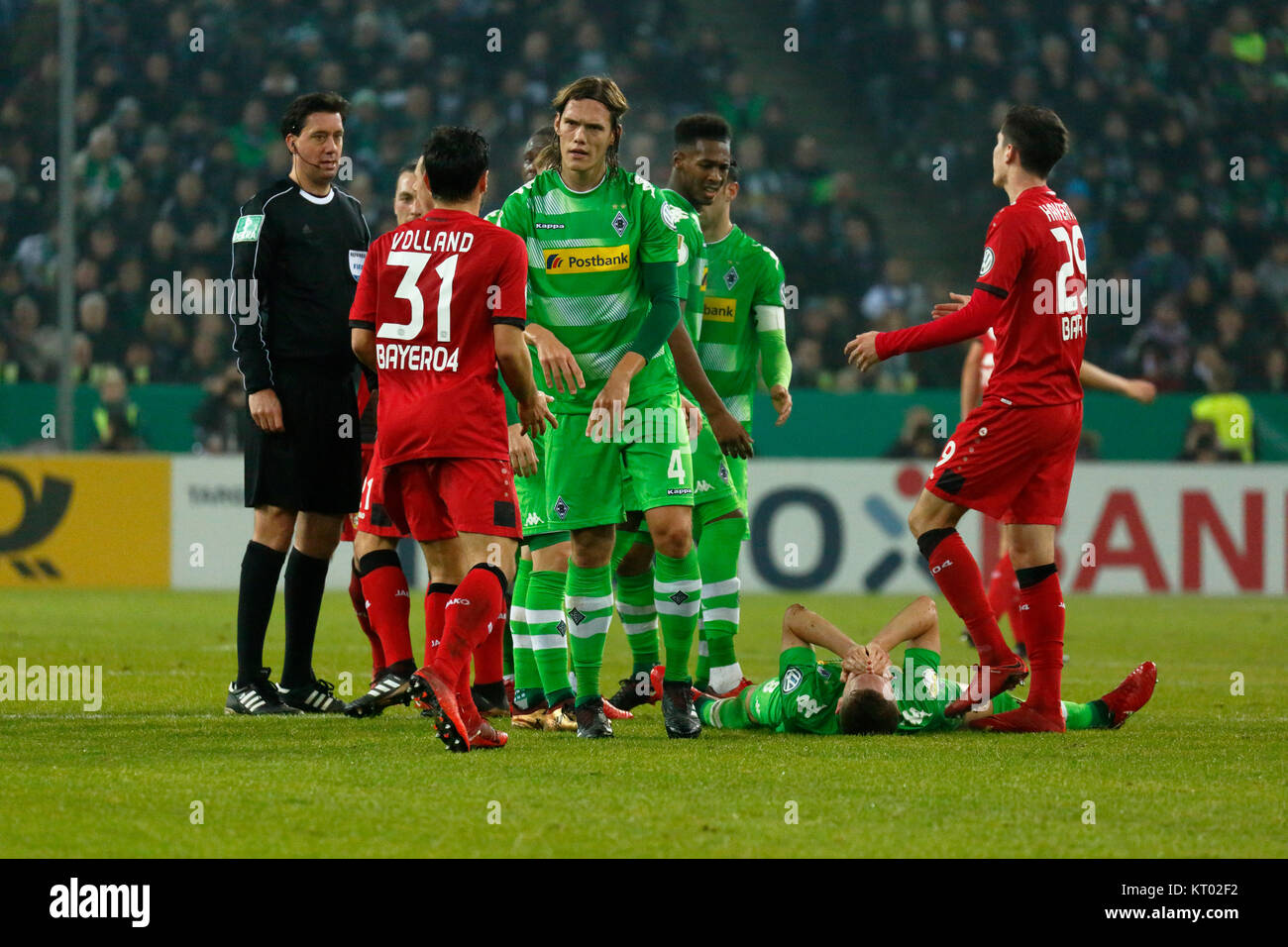 Sport, Fußball, DFB-Pokal, 2017/2018, Achtelfinale, Borussia Mönchengladbach vs Bayer 04 Leverkusen 0:1, Stadion Borussia Park, die Diskussion über ein Foul spielen, f n.r. Schiedsrichter Manuel Graefe, Kevin Volland (Bayer), Jannik Vestergaard (MG), Reece Oxford (MG), Matthias Ginter (MG) verletzt auflaufen, Kai Havertz (Bayer) Stockfoto