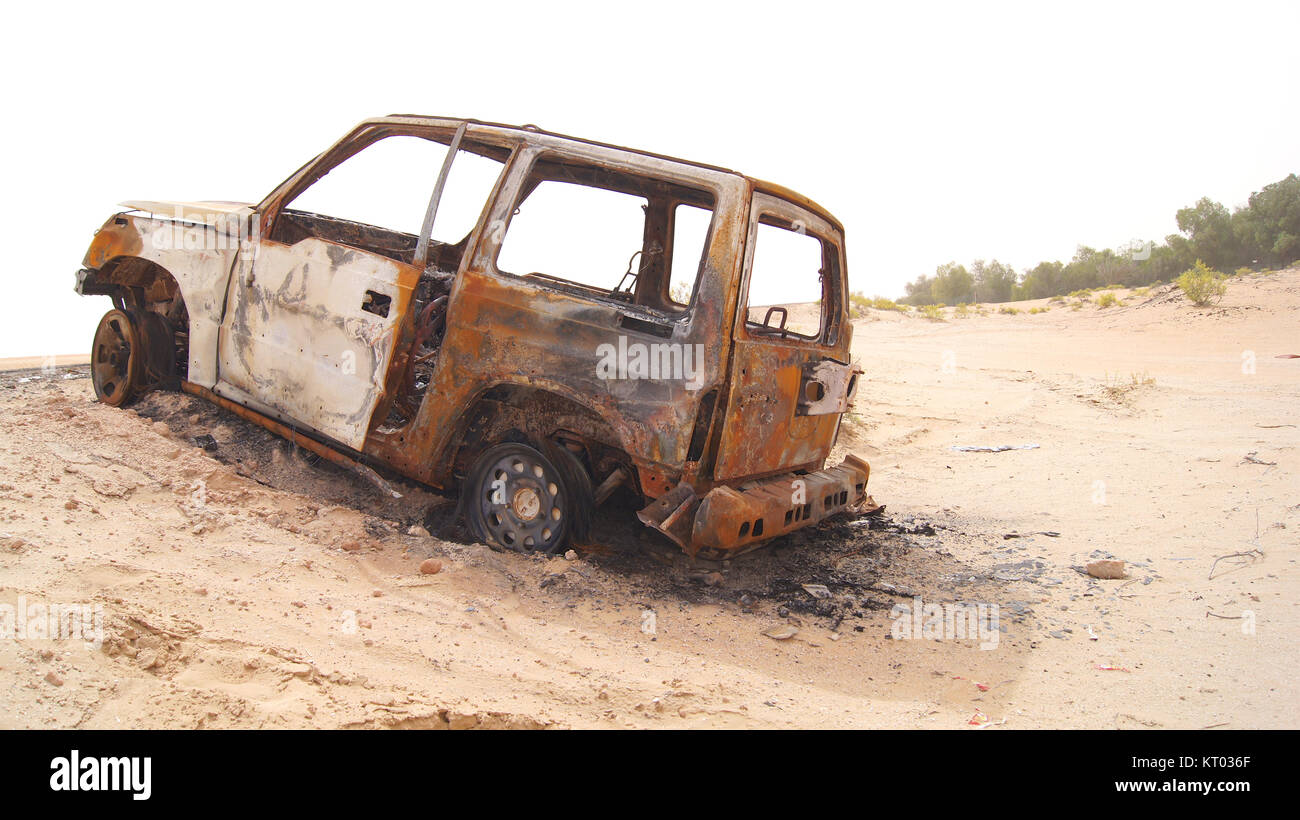 ABU DHABI, VEREINIGTE ARABISCHE EMIRATE - April 3rd, 2014: Liwa Wüste in Abu Dhabi Western Region Al Gharbia mit einer gebrannten gebrochen Jeep vor Stockfoto