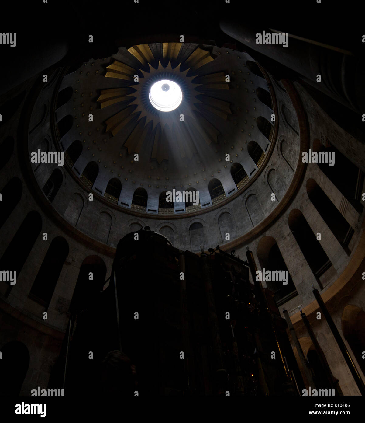 Sonnenlicht strahlt durch die Kuppel der Kirche des Heiligen Grabes auf den Aedicule (breit), alte Stadt, Jerusalem. Stockfoto