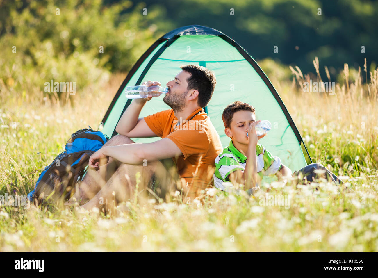 Vater und Sohn sind Camping in der Natur. Sie sind Trinkwasser. Stockfoto